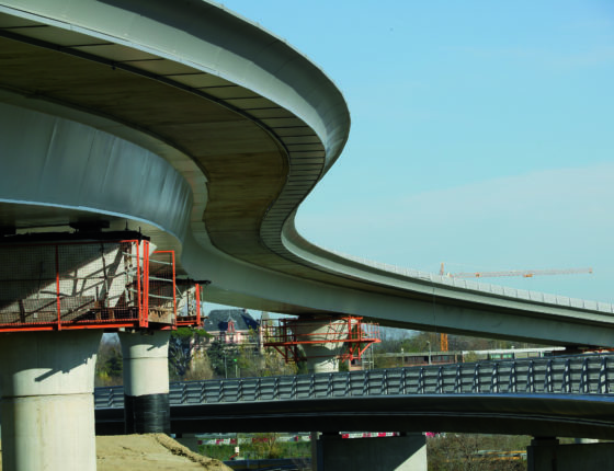 Pont mixte sur le Chemin du Palays a Toulouse en 2005 Longueur 379.67m travure 45.382 - 51.309 - 51.029 - 51.097 - 49.078 - 49.078 - 47.060 - 34.430m largeur chaussee 7.56m poids ossature metallique 1500T pont mixte a caisson metallique trapezoidale